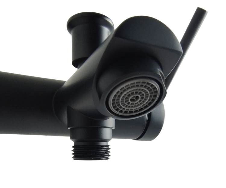 Czarna bateria wannowa natryskowa UNO BLACK z eleganckim wykończeniem