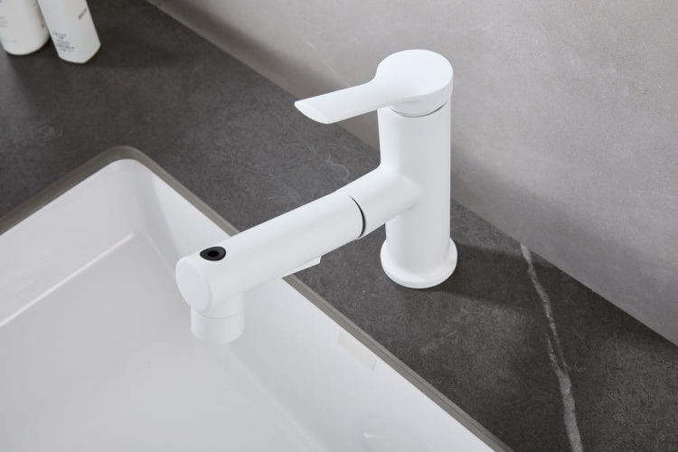 Biała bateria na szarym blacie.