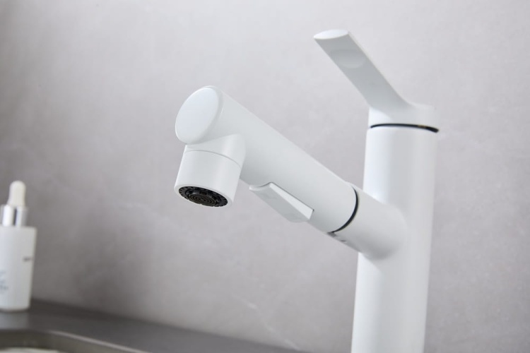 Bateria biała na szarym blacie.