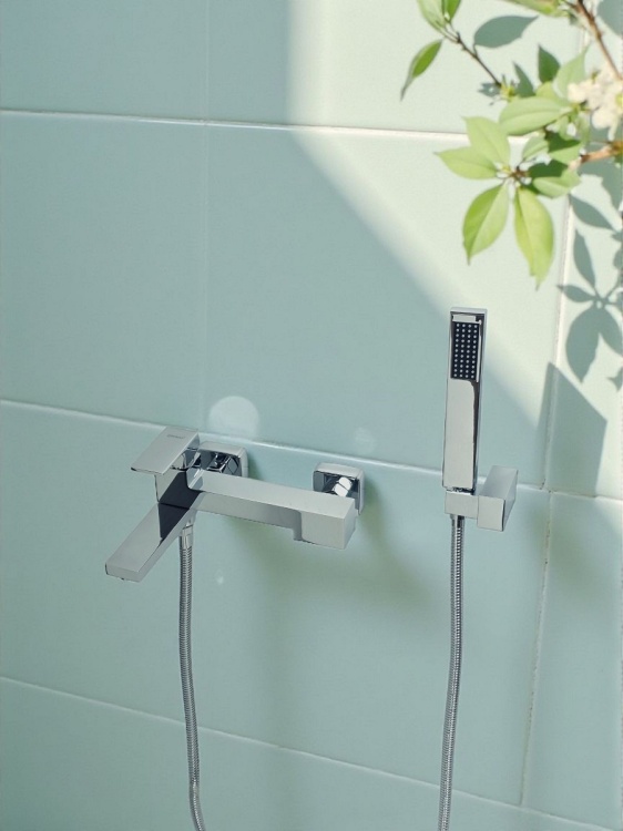 Przykładowe zdjęcie Baterii wannowej natryskowej prysznicowej QATRO chrom w łazience