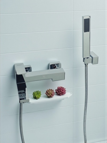 Przykładowe zdjęcie Baterii wannowej natryskowej prysznicowej QATRO chrom na białej ścianie