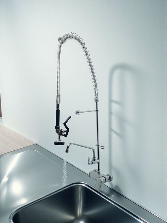 Przykładowy montaż baterii kuchennej gastronomicznej wysokiej Ściennej w Chromie