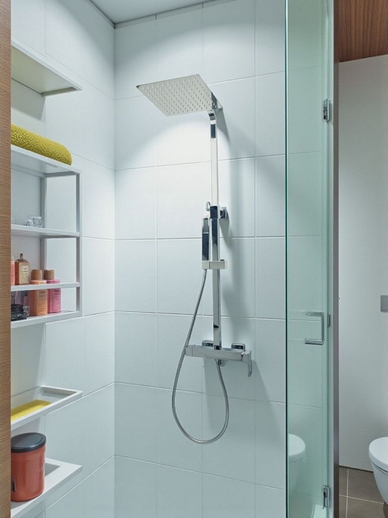 Zestaw natryskowy prysznicowy z deszczownicą QATRO Chrom w białej łazience