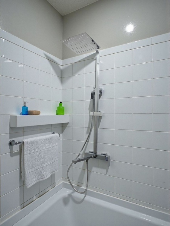 Zestaw wannowo-natryskowy QATRO z deszczownicą Chrom 1633C (w łazience)