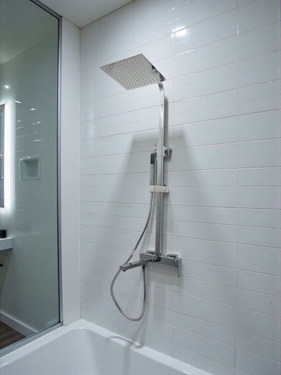 Zestaw wannowo-natryskowy z deszczownicą QATRO Chrom (przyklad montowania)