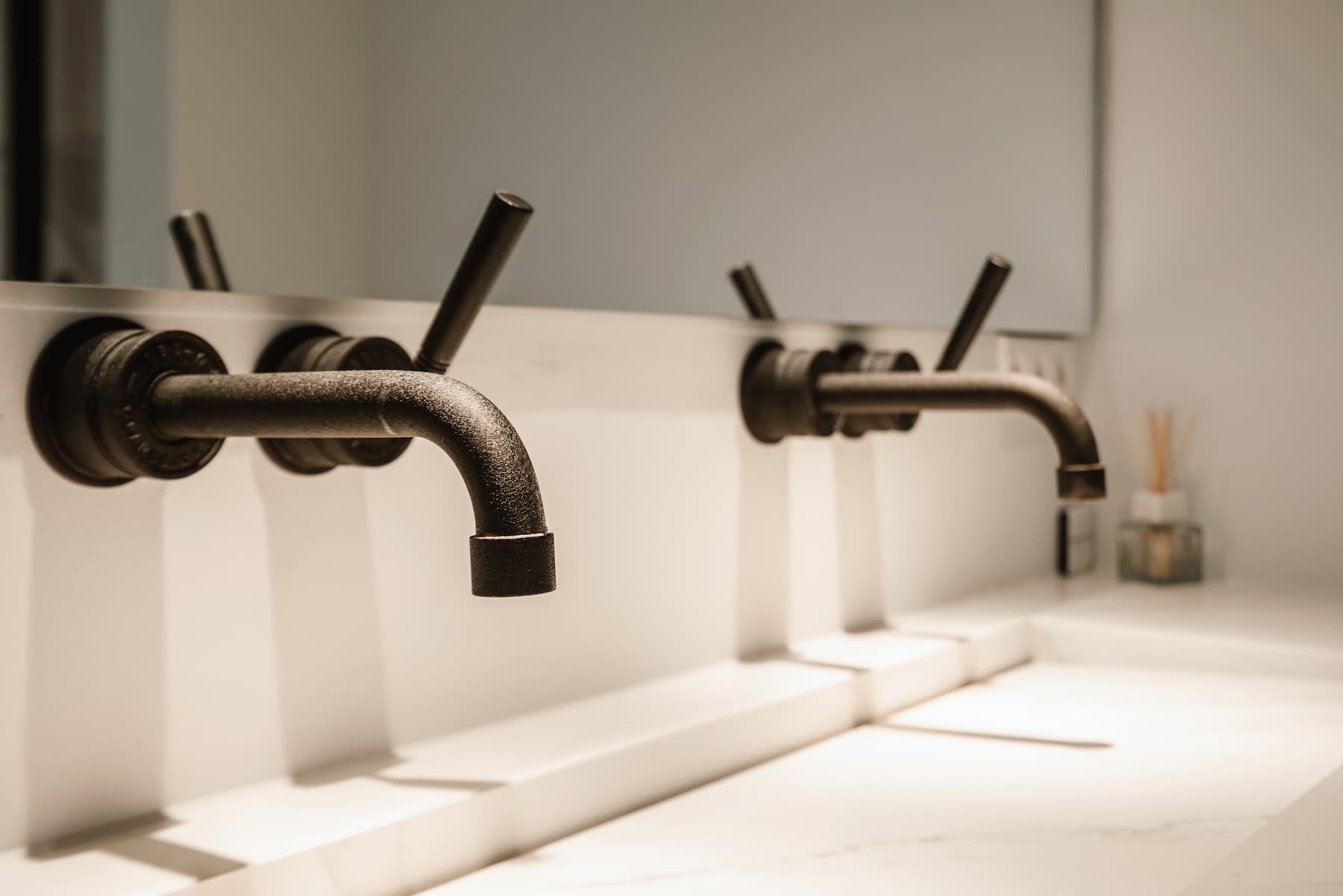 Kran do umywalki – wysokość, typ wylewki i perlator: kluczowe kryteria wyboru
